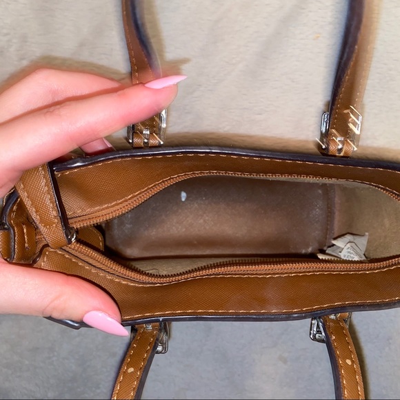 Guess purse - Picture 4 of 10
